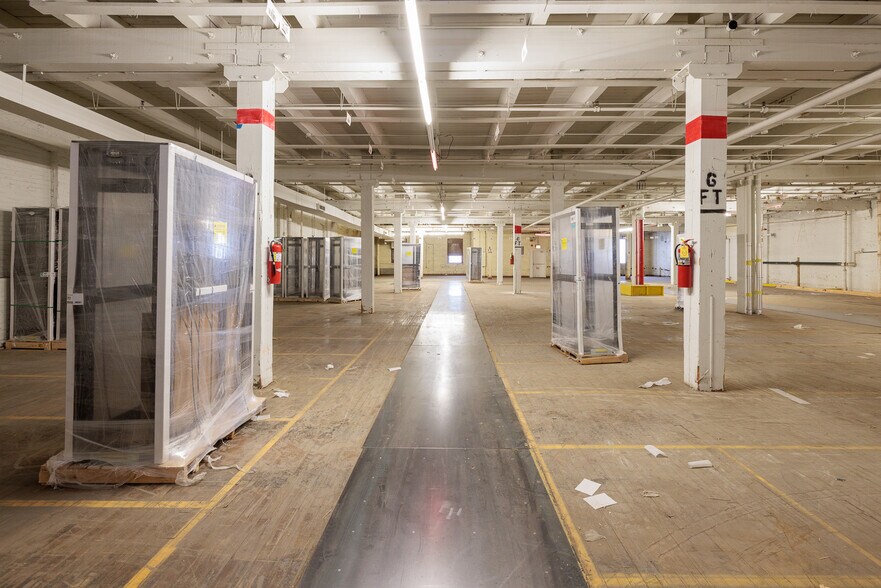 More Photos Of 1111 W 35th St, Chicago Flex For Lease