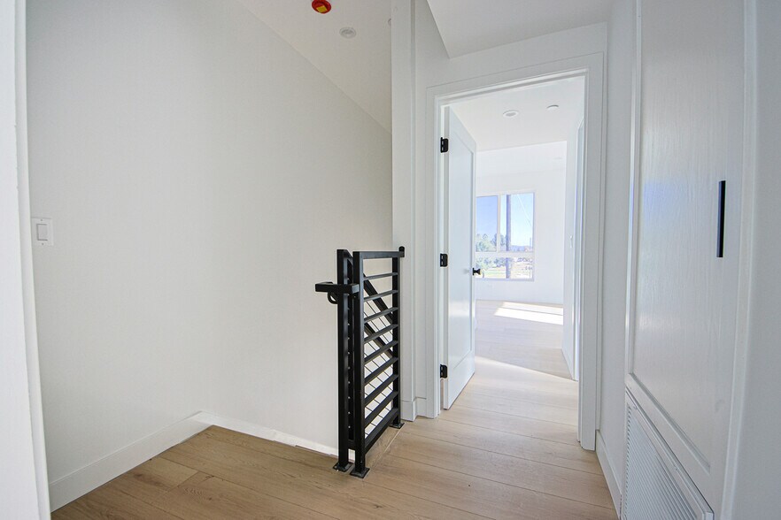 More Photos Of 6401 Odessa Ave, Lake Balboa Multifamily For Sale