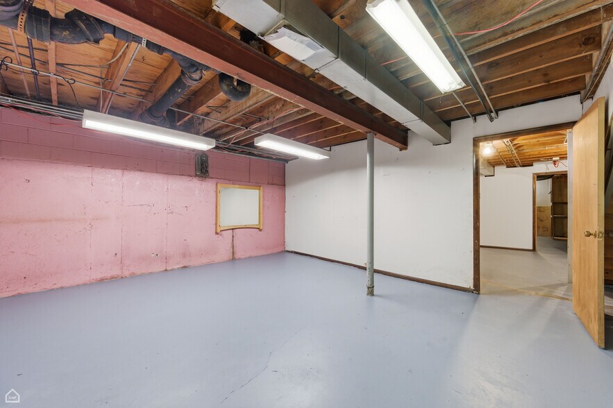 More Photos Of 8507 S Roberts Rd, Justice Veterinarian Kennel For Sale