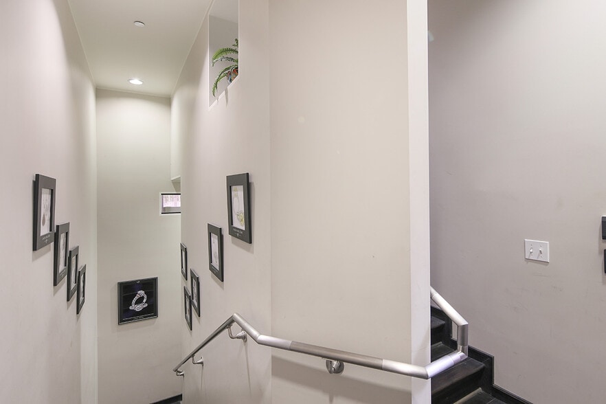 More Photos Of 13946 Ventura Blvd, Van Nuys Office For Lease