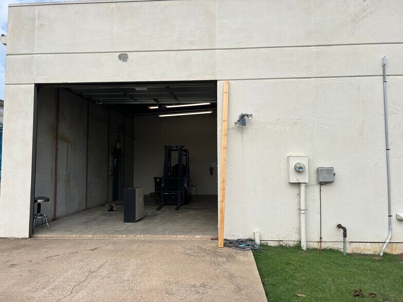 More Photos Of 2117 N Yellowood Ave, Broken Arrow Research And Development For Lease