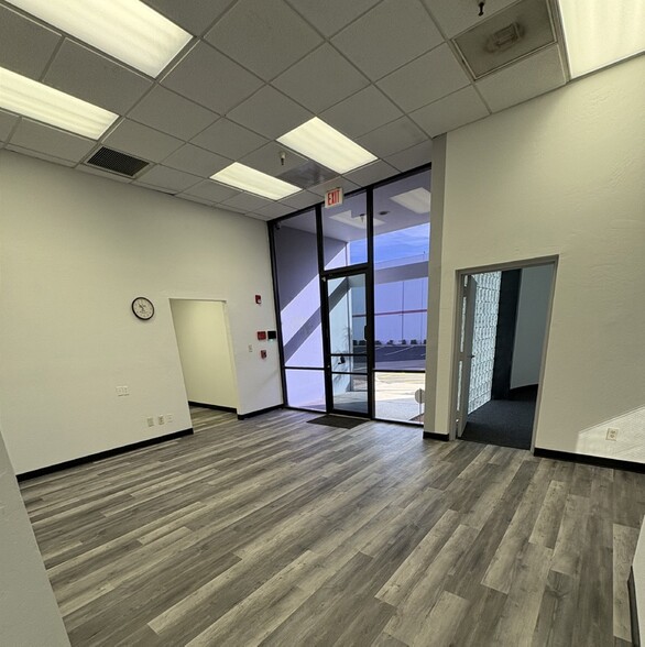 More Photos Of 3804 E Roeser Rd, Phoenix Warehouse For Lease