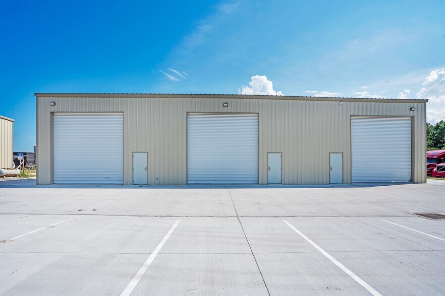 More Photos Of 3295 Steel Rail Dr, Bunnell Warehouse For Lease