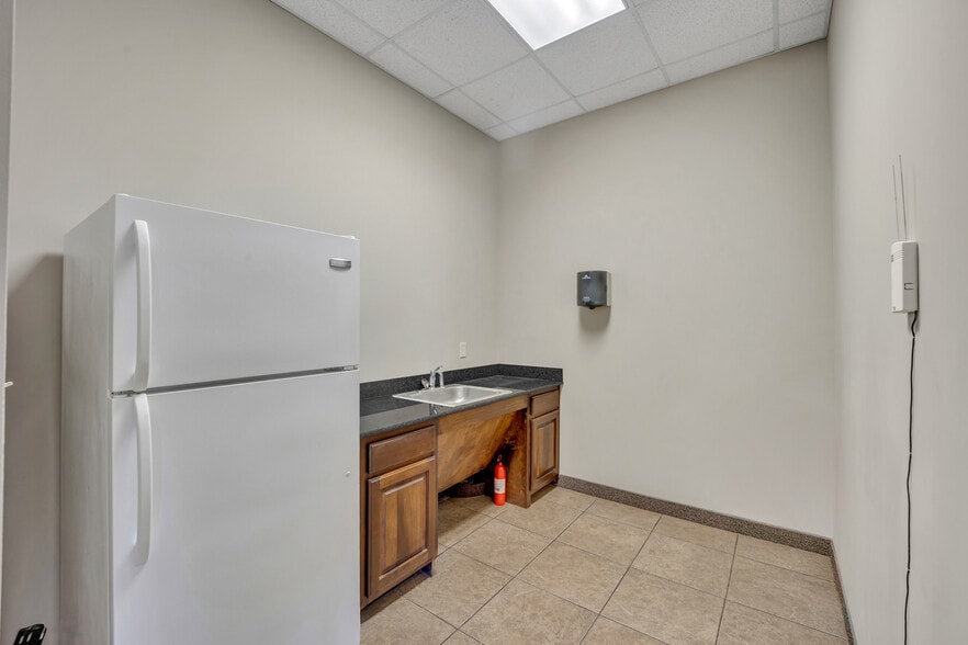 More Photos Of 1804 Owen Ct, Mansfield Light Distribution For Lease
