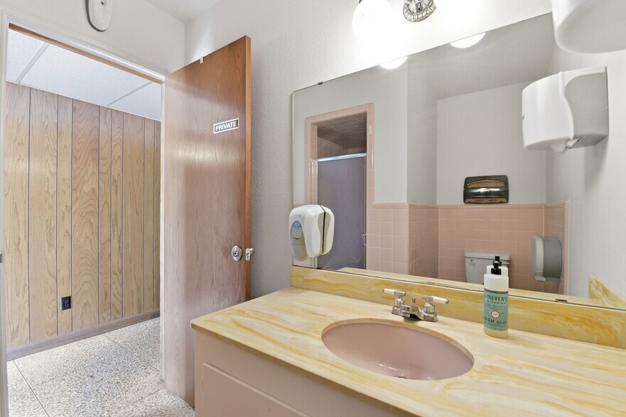 More Photos Of 13026 Rosecrest Dr, Houston Office For Lease