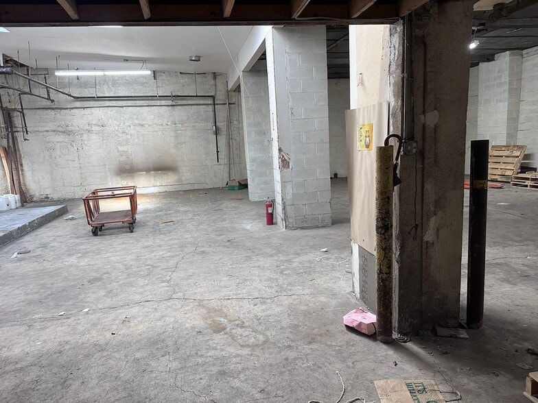 More Photos Of 3367-3369 55th St, Woodside Warehouse For Lease