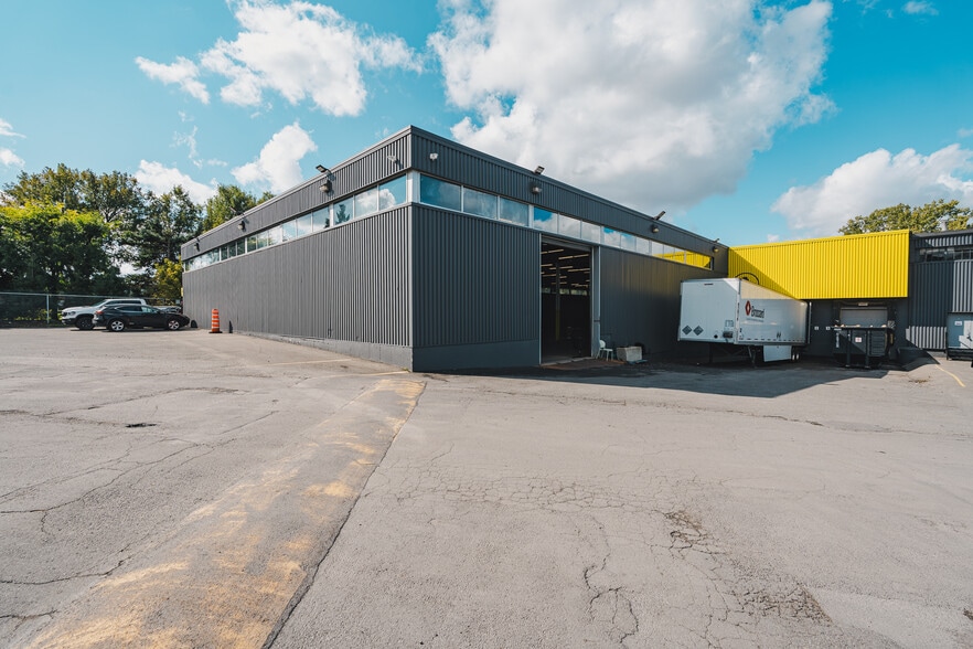 More Photos Of 3195 Ch Bedford, Montréal Manufacturing For Lease
