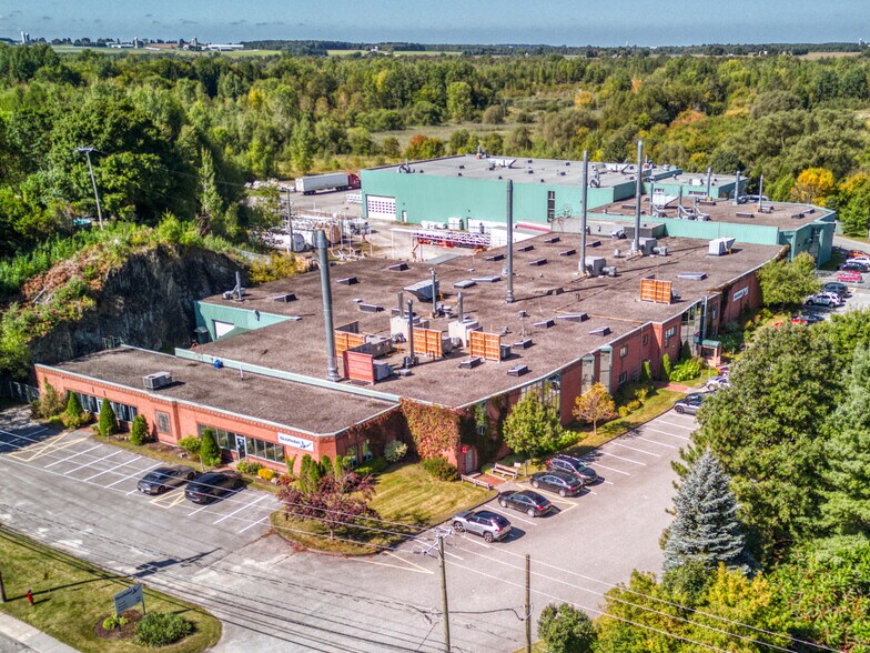 More Photos Of 274 Rue Saint-Louis, Warwick Manufacturing For Sale