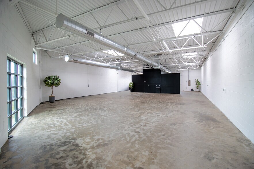 More Photos Of 2285 & 2289 Vantage St, Dallas Light Manufacturing For Lease