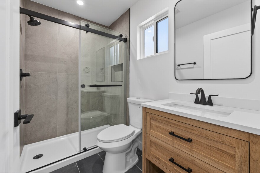 More Photos Of 678 E 45th St, Los Angeles Multifamily For Sale