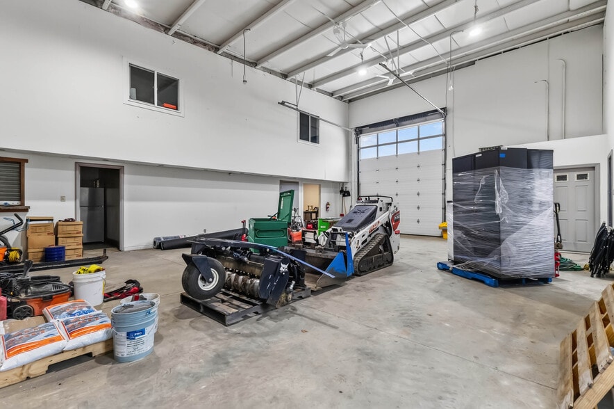More Photos Of 2081 Piper Ln, London Industrial For Lease