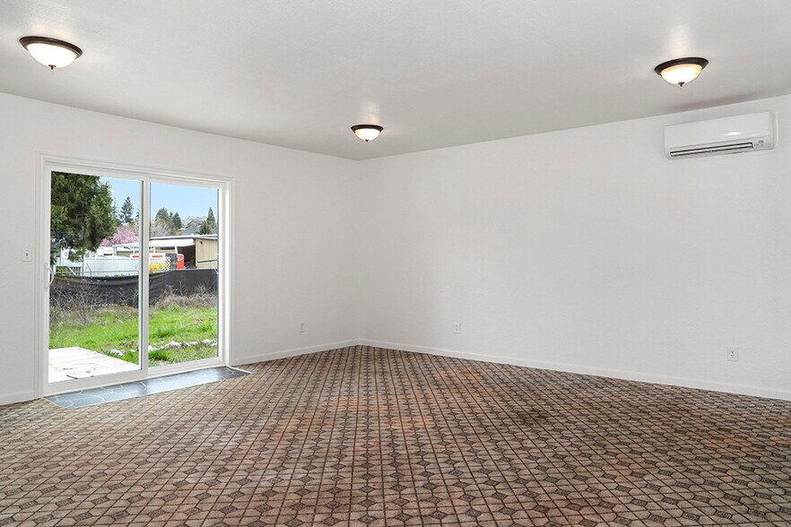 More Photos Of 2660 NW Vine St, Grants Pass Manufacturing For Sale