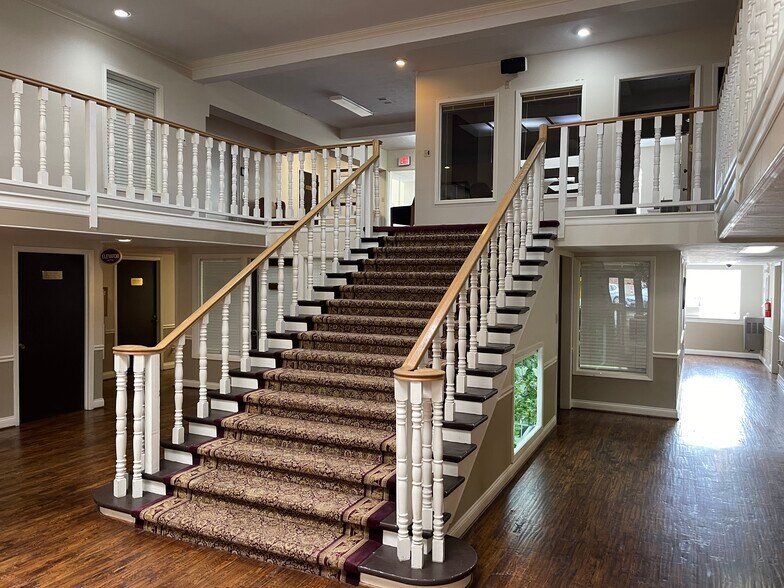 More Photos Of 207 W Hickory St, Denton Office For Sale