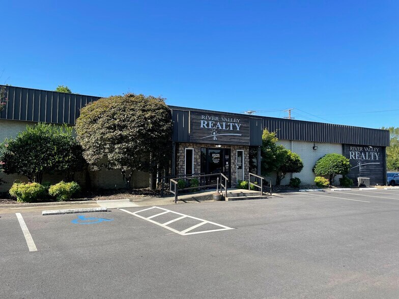 More Photos Of 800 E Main St, Russellville Office For Sale