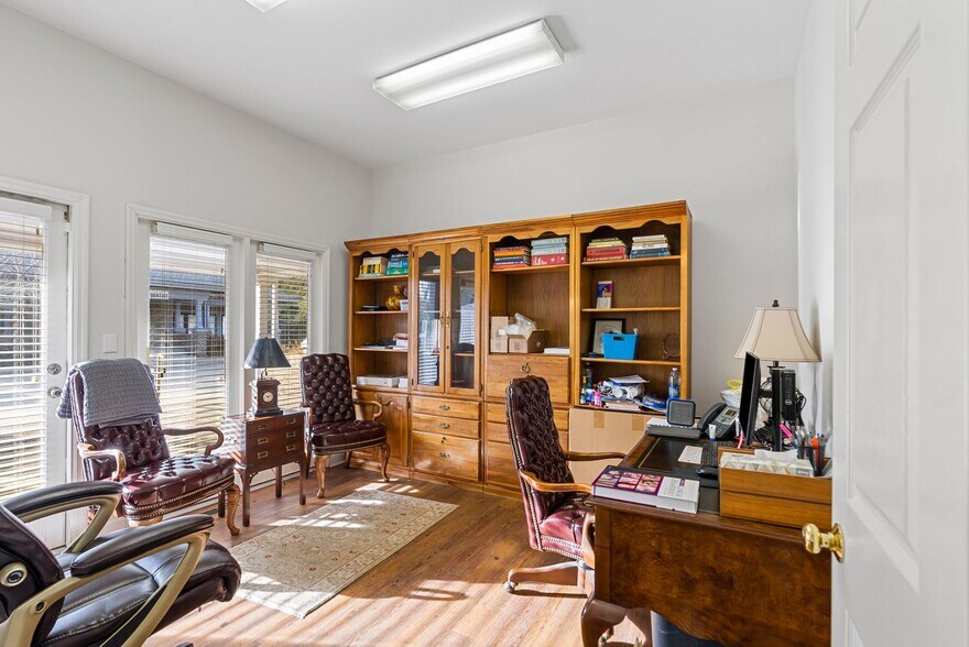 More Photos Of 302-303 Boston Sq, Georgetown Office For Sale