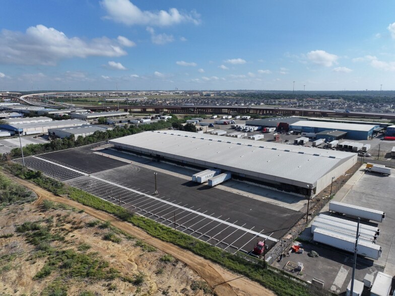 More Photos Of 8900 San Mateo Dr, Laredo Warehouse For Lease