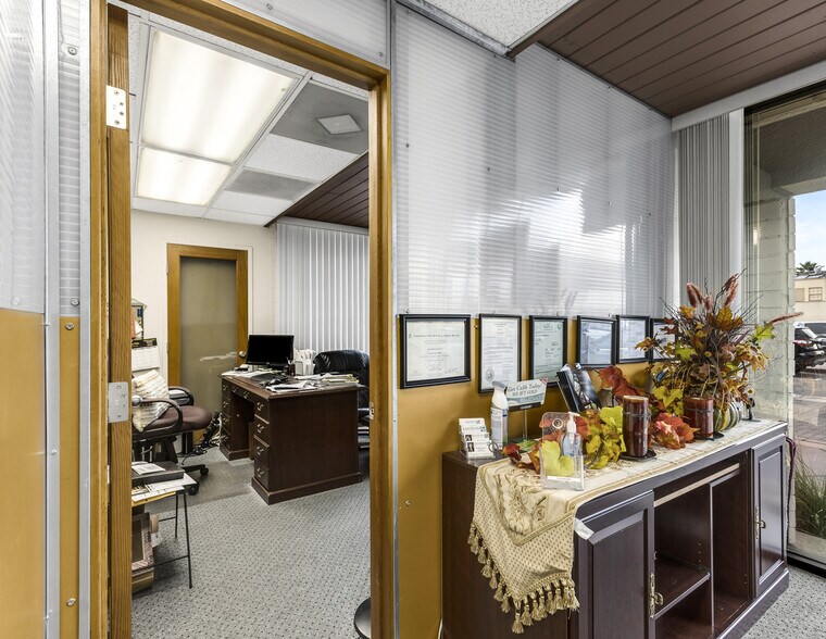 More Photos Of 201 N Indian Canyon Dr, Palm Springs Storefront Retail Office For Sale