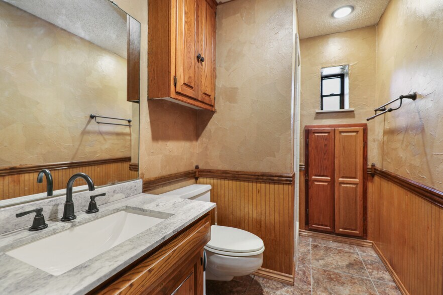 More Photos Of 202 Maple St, Farmersville Showroom For Sale