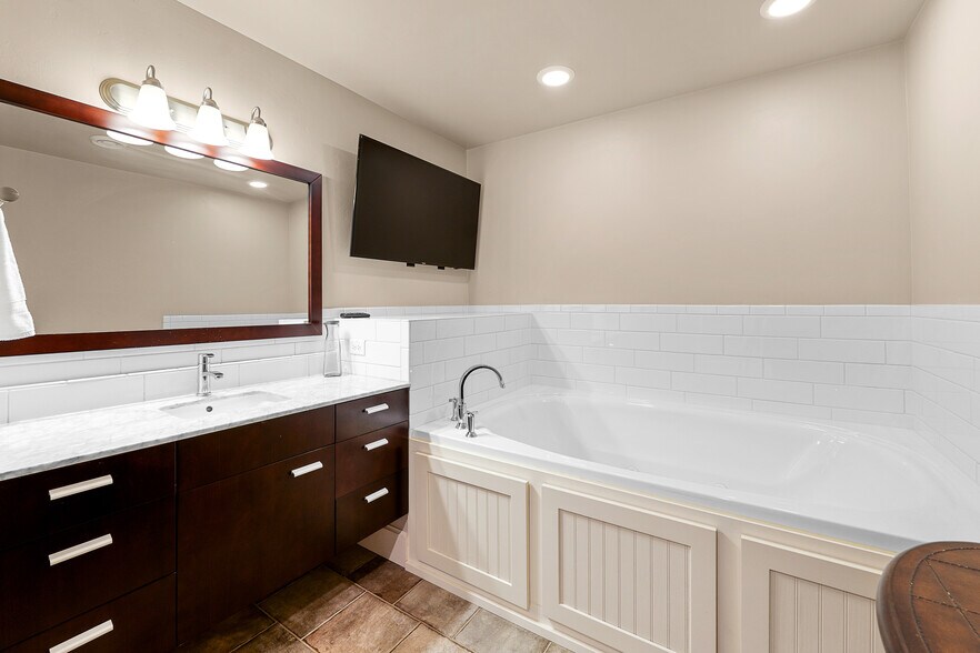 More Photos Of 560 Rolling Meadows, Fond Du Lac Light Distribution For Sale