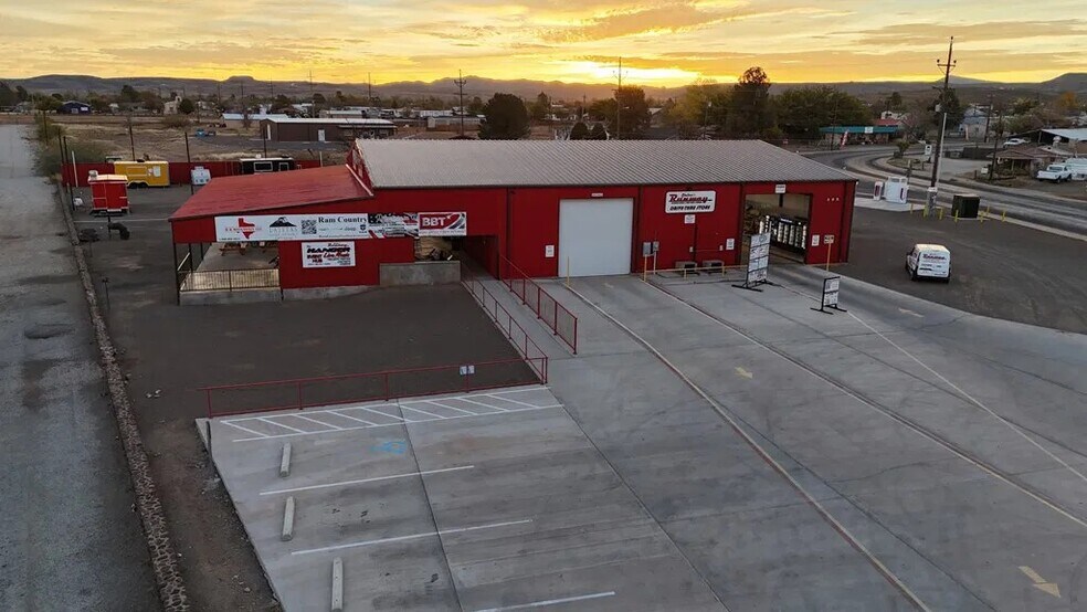 More Photos Of 300 S Cockrell St, Alpine Convenience Store For Sale