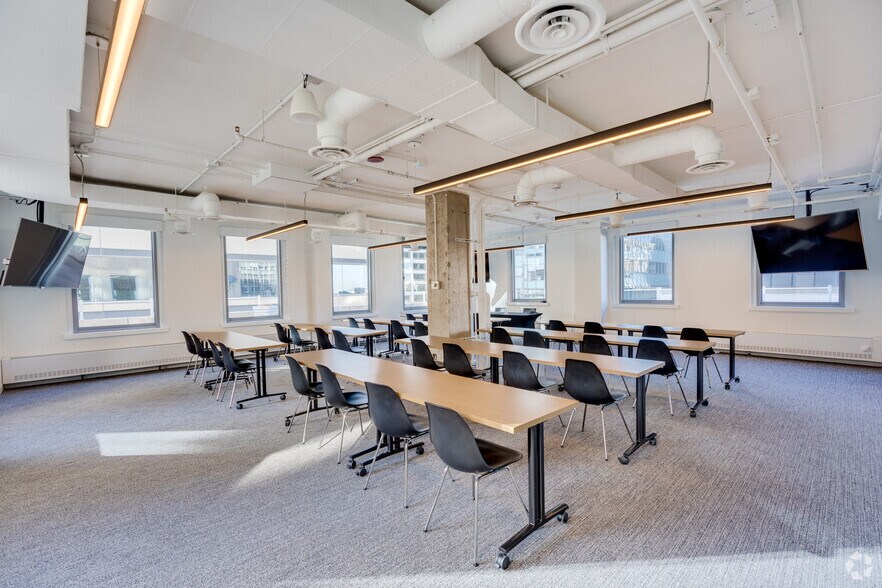 More Photos Of 121 W Wacker Dr, Chicago Office For Lease