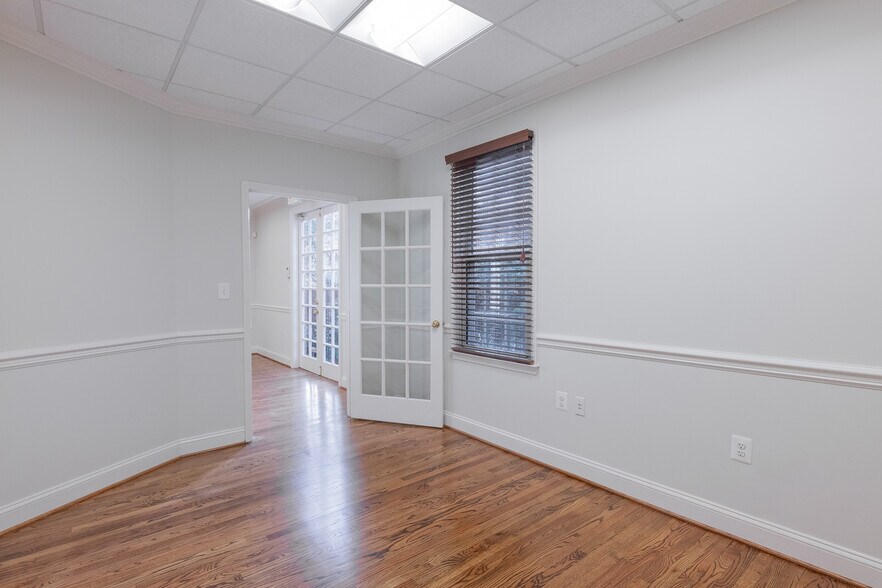 More Photos Of 10470-10476 Armstrong St, Fairfax Medical For Sale