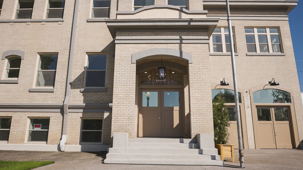 More Photos Of 550 N 1st St, Woodburn Office For Sale