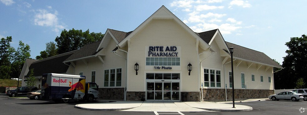 Primary Photo Of 1 Crum Elbow Rd, Hyde Park Drugstore For Lease