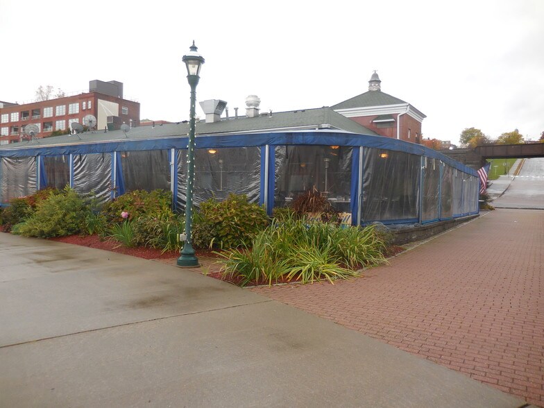 More Photos Of 40 Front St, Newburgh Restaurant For Lease