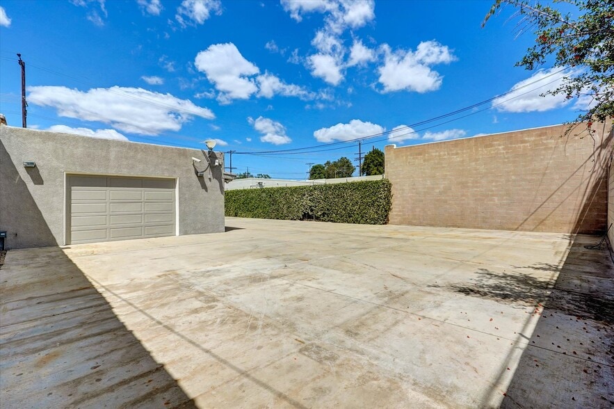 More Photos Of 7448 Deering Ave, Canoga Park Industrial For Sale