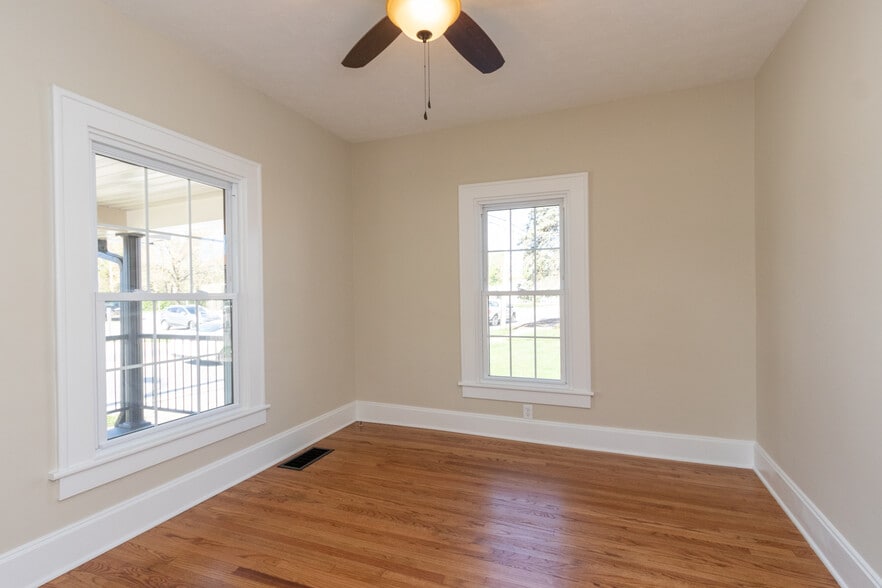 More Photos Of 422 E Main St, Brownsburg Office For Sale