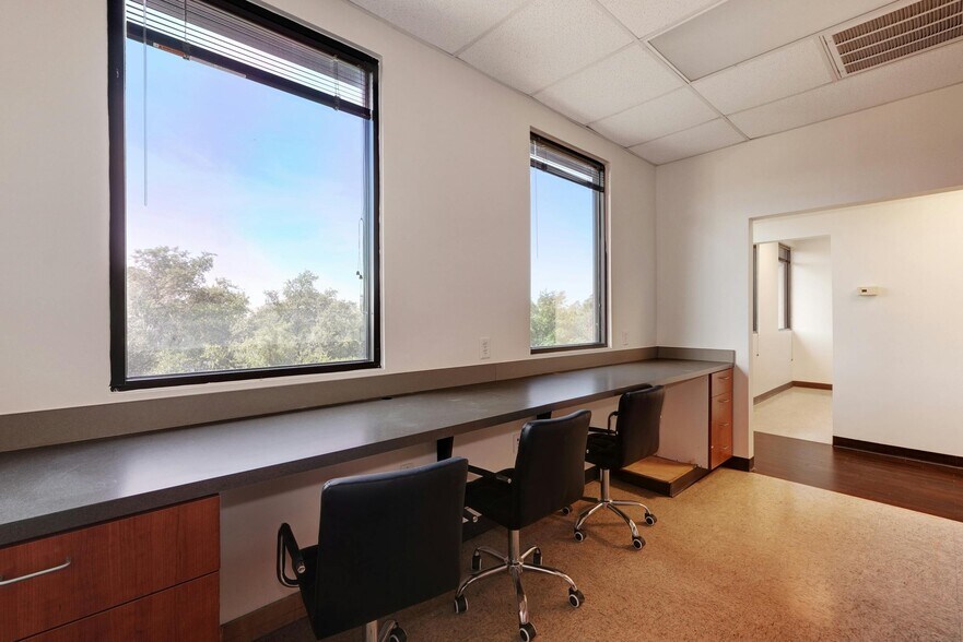 More Photos Of 4300 N Quinlan Park Rd, Austin Unknown For Lease