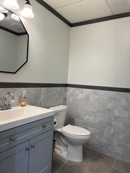 More Photos Of 100-122 Keyland Ct, Bohemia Warehouse For Sale