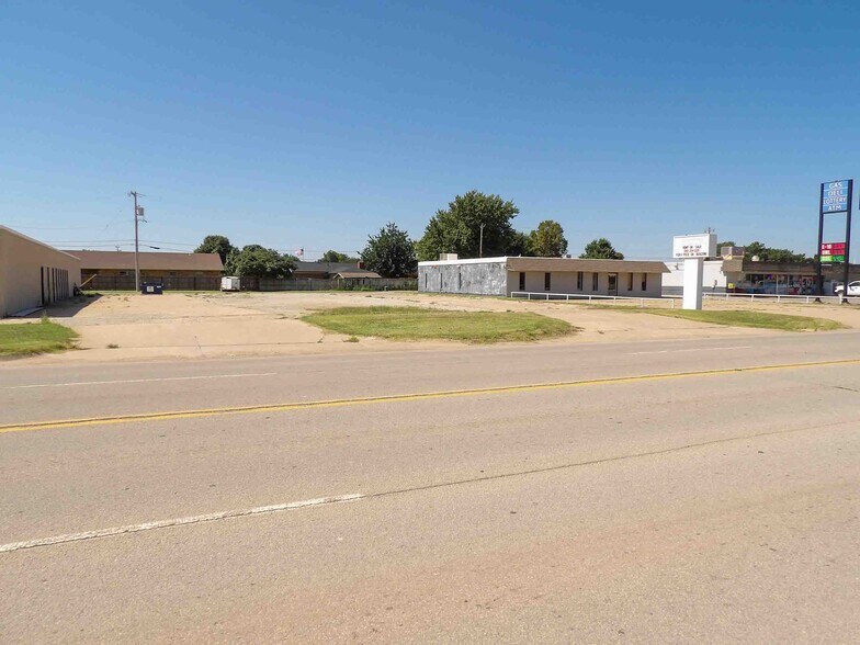 More Photos Of 400 E Jack Choate Ave, Hennessey Office For Sale