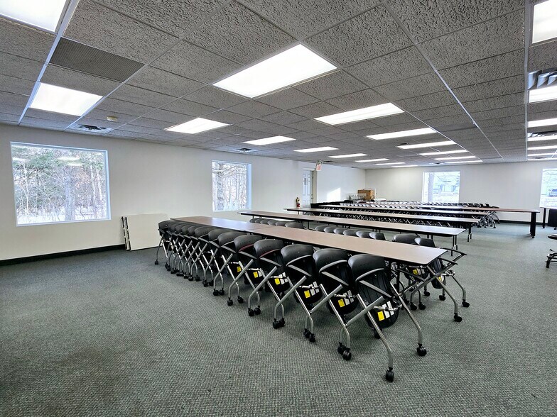 More Photos Of 5833 Pecan St, North Branch Office For Sale