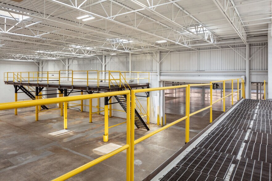 More Photos Of 4919 Woodall St, Dallas Warehouse For Sale