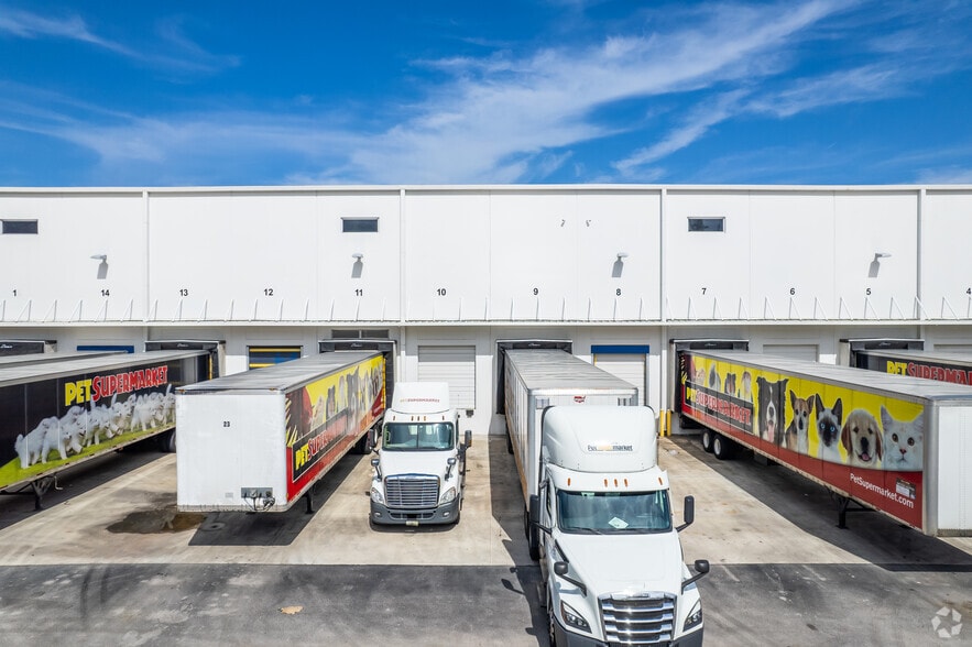 More Photos Of 3501 Burris Rd, Davie Distribution For Lease