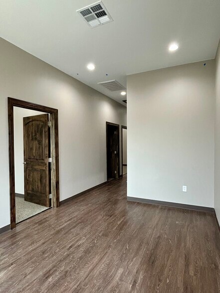 More Photos Of 200 W Metro Dr, Leander Unknown For Lease