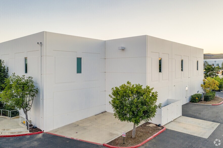 More Photos Of 45 Tesla, Irvine Flex For Lease