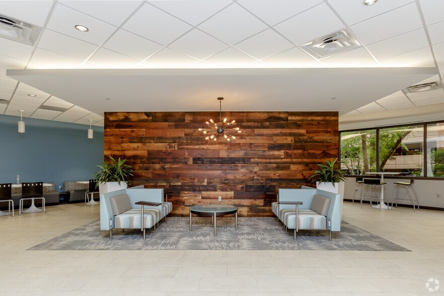 More Photos Of 4900 Main St, Kansas City Office For Lease