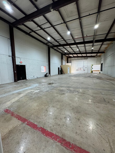 More Photos Of 6612 S 28th St, McAllen Warehouse For Lease