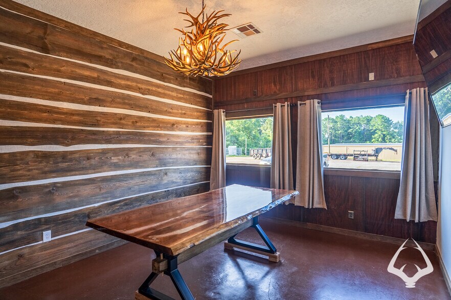 More Photos Of 205 N Wheeler Rd, Colmesneil Office For Sale