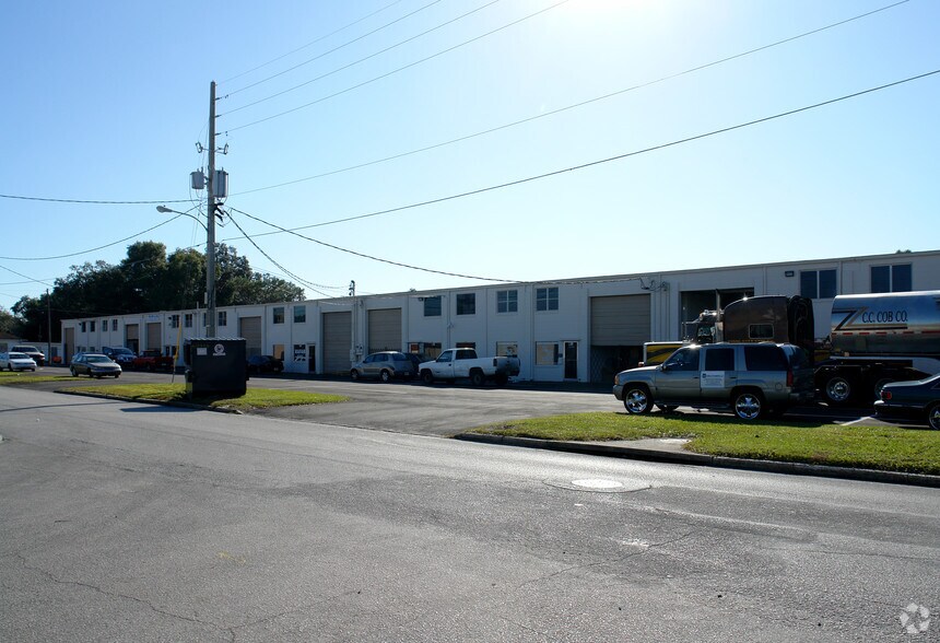 More Photos Of 2100-2122 W Central Blvd, Orlando Flex For Lease