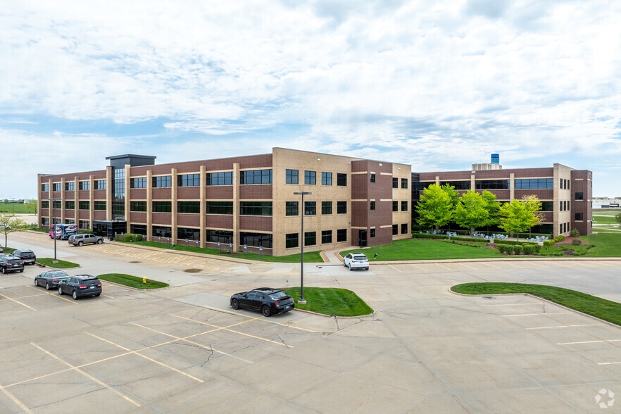 More Photos Of 12421 Meredith Dr, Urbandale Office For Lease