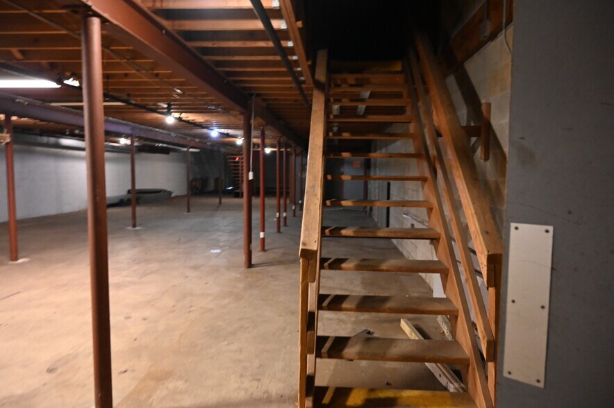 More Photos Of 2300 Claremont Ave, Ashland Storefront For Sale