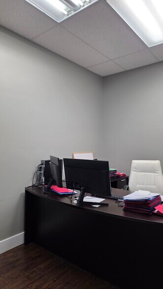More Photos Of 7110 120th St, Surrey Storefront Retail Office For Lease