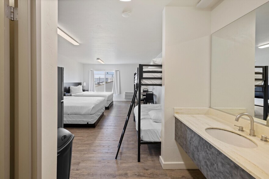 More Photos Of 720 W Lewis St, Pasco Hotel For Sale