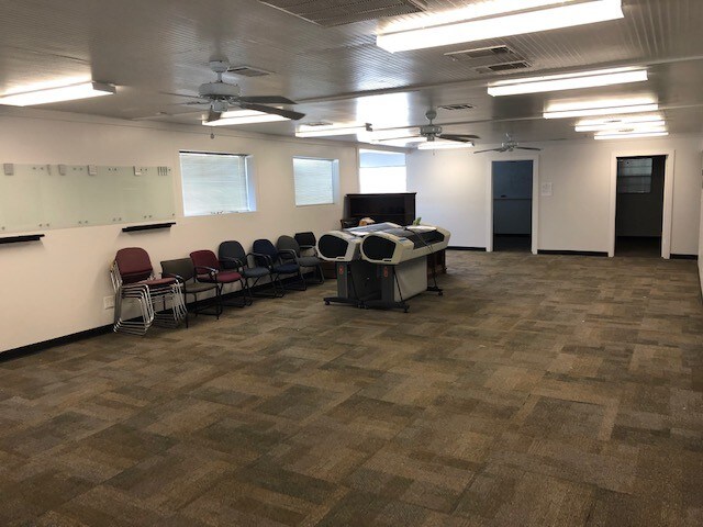 More Photos Of 108 McNutt Rd, Hutto Warehouse For Lease