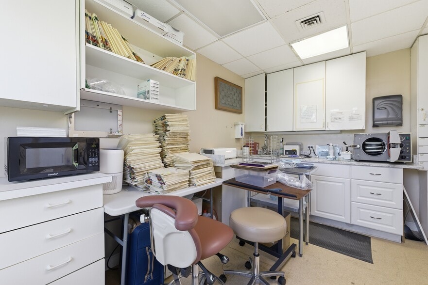 More Photos Of 1051 Beacon St, Brookline Medical For Sale