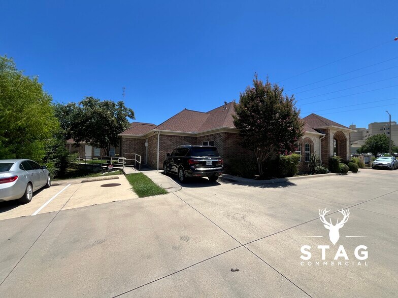 More Photos Of 3327 Colorado Blvd, Denton Medical For Lease